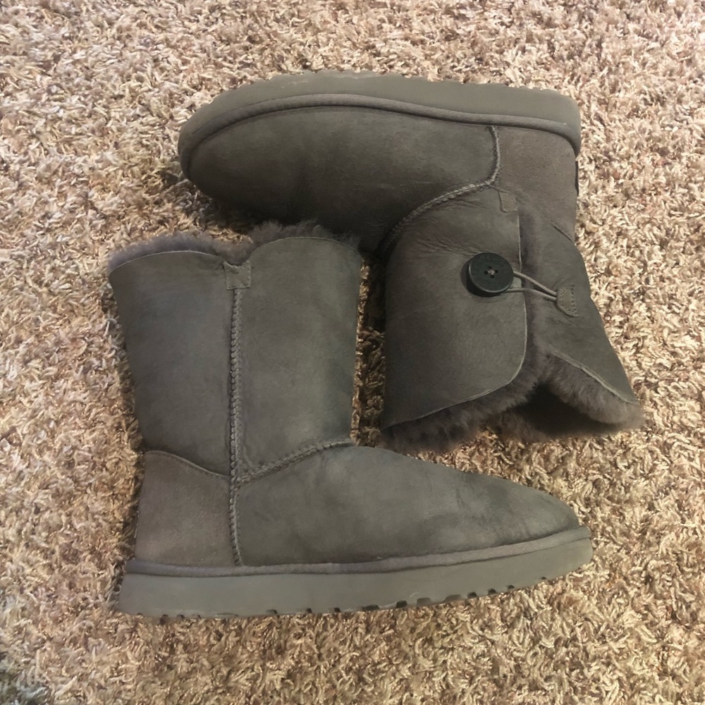 Dark Grey Bailey Button II Uggs